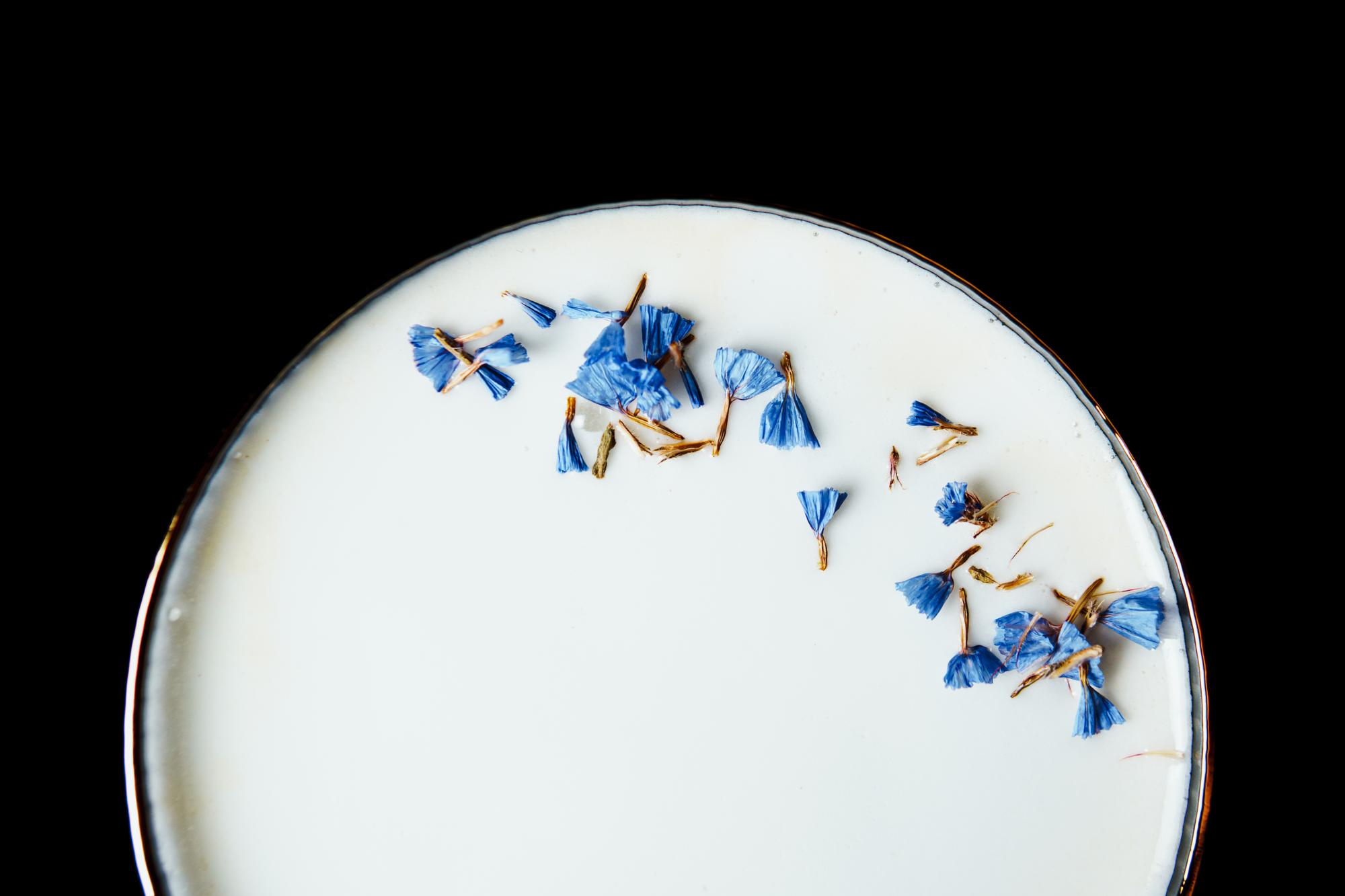 Piatto finito presentato con estetica minimal e luci blu